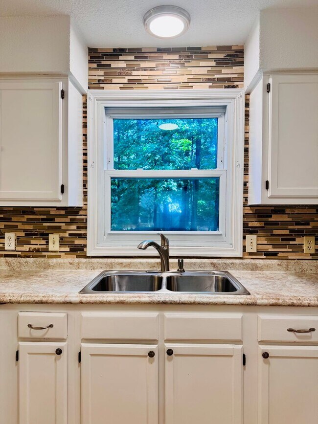 Building Photo - Charming & Spacious 3-Bedroom Home Just Mi...