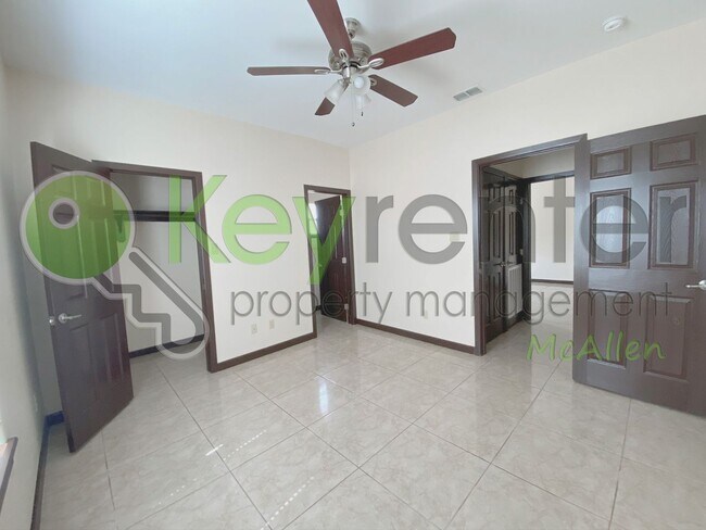 Building Photo - 2B/2.5B Townhome in gated community now av...
