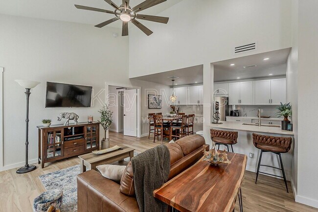 Building Photo - 9708 E Vía Linda