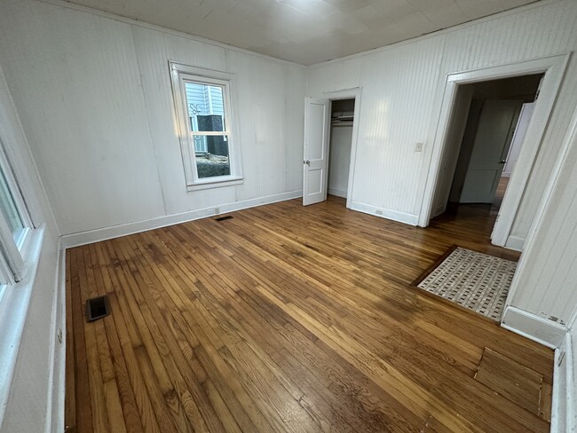 front bedroom - 2212 Allin St