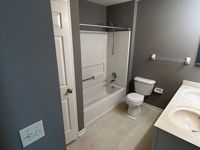 Building Photo - Fantastic Location, No Maintenence Condo