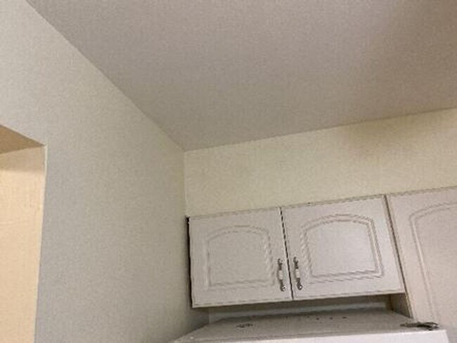 Building Photo - Excellent 2/1 Duplex in Desirable Area