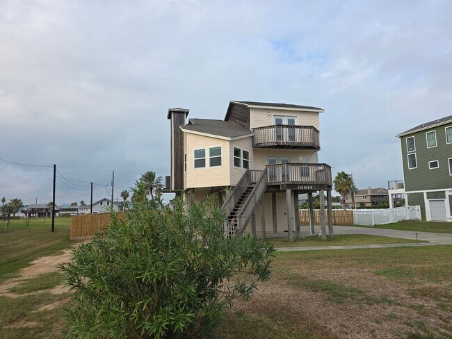 Building Photo - Fenced Jamaica Beach 3/2/1 Tri-level Home