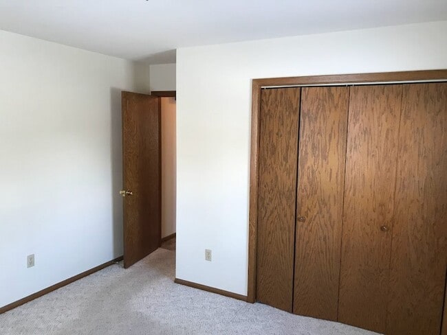 Building Photo - 3 Bedroom Duplex