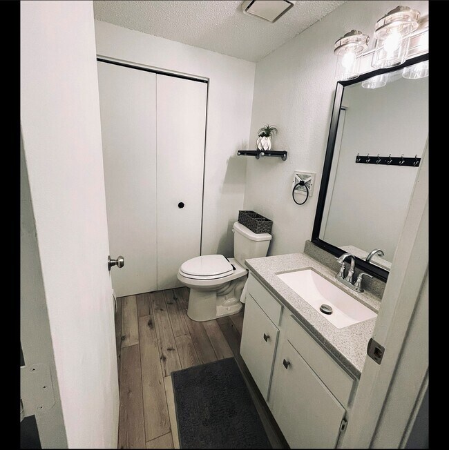 Building Photo - 405 Main St