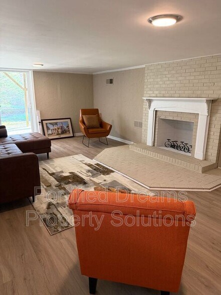 Building Photo - 2203 Maywood St