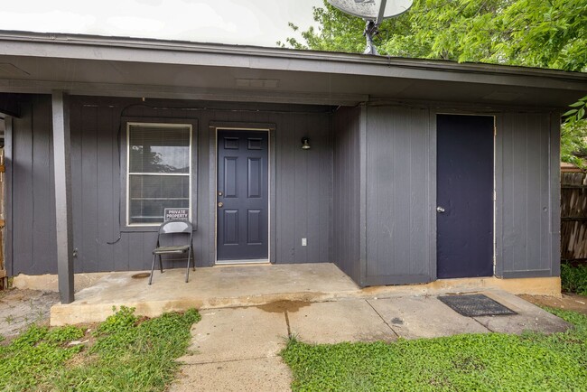 Building Photo - Duplex with back yard and parking spaces