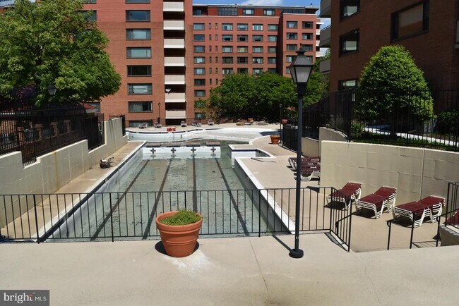 Building Photo - 1111 Arlington Blvd