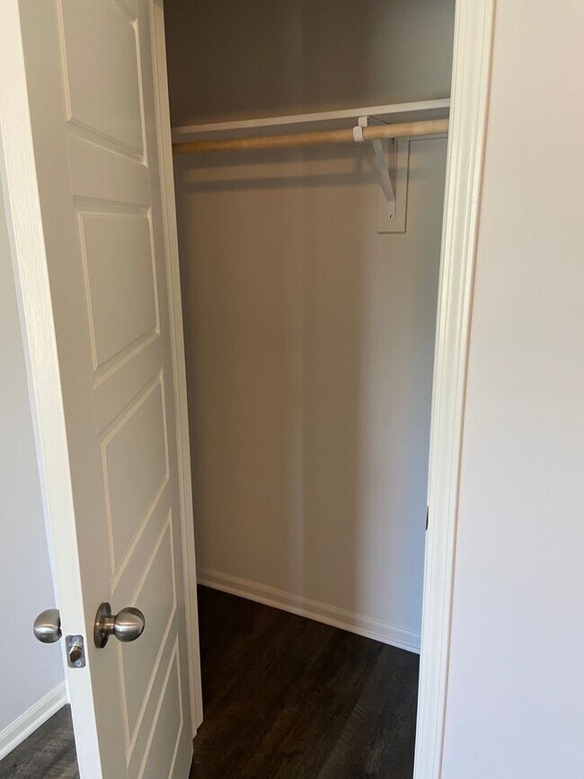 Building Photo - Pre-Leasing Now: Comfortable 3-Bedroom, 2.5-Bath Home in Oak Woods!