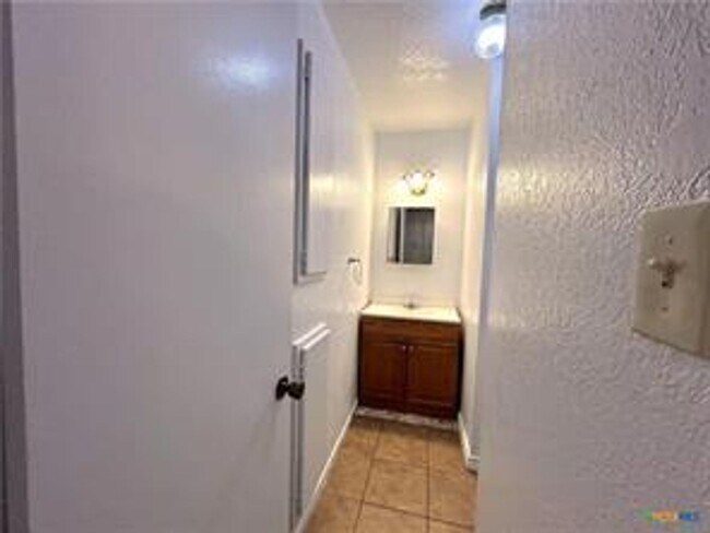 Building Photo - 2 Bed / 1 Bath Duplex Unit In Killeen
