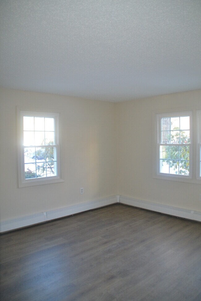 Building Photo - 12 St James Pl