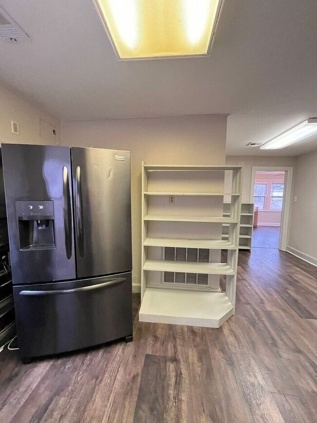 Building Photo - Spacious 1 bed 1 bath