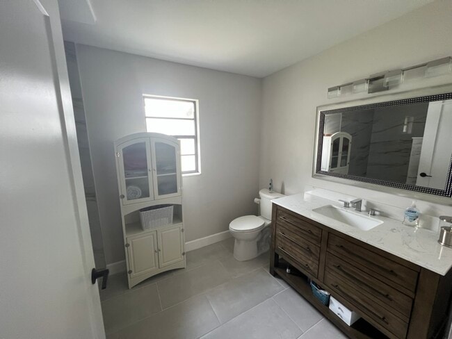 Building Photo - 652 Glenview Dr