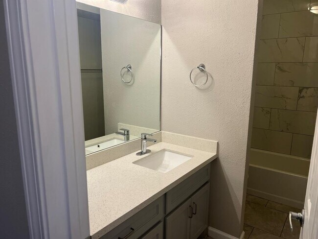 Building Photo - 5550 N Braeswood Blvd