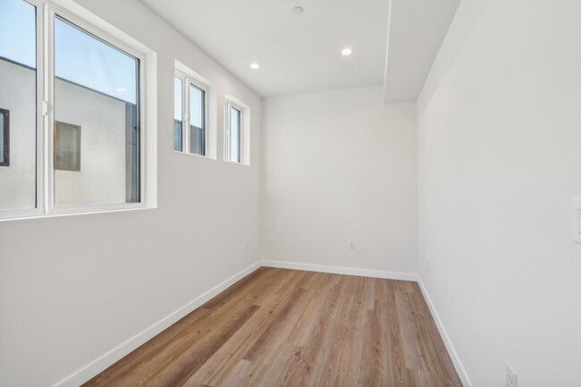 Building Photo - 10717 Addison St