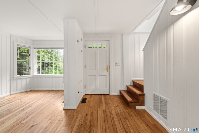 Building Photo - 527 Danbury Rd