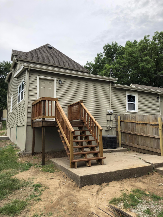 Building Photo - 906 N 13th St