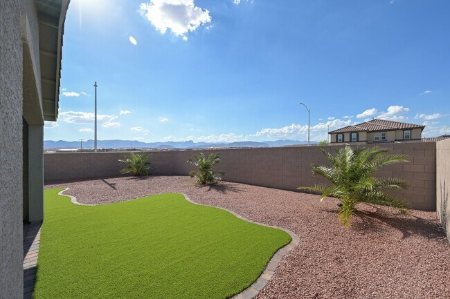 Building Photo - Mountains Edge!! Gated!!  4 bedrooms!! Primary Bedroom and bath down Stairs!! 2 Primary bedrooms!...