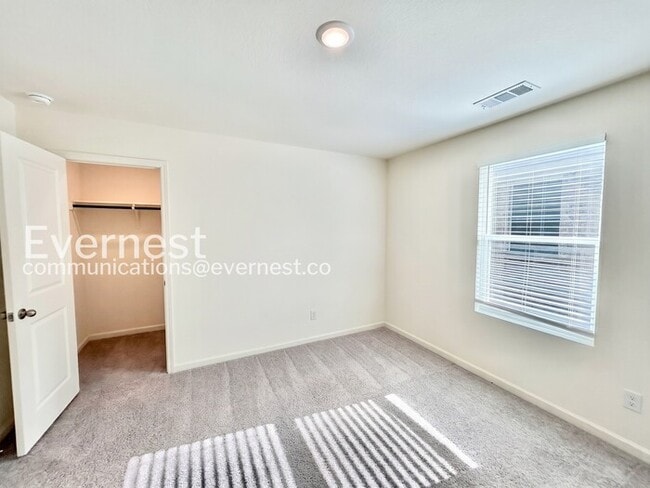 Building Photo - 5 Bed/3 Bath Home with Fenced Yard & Garage / Pet-Friendly / Available Now!