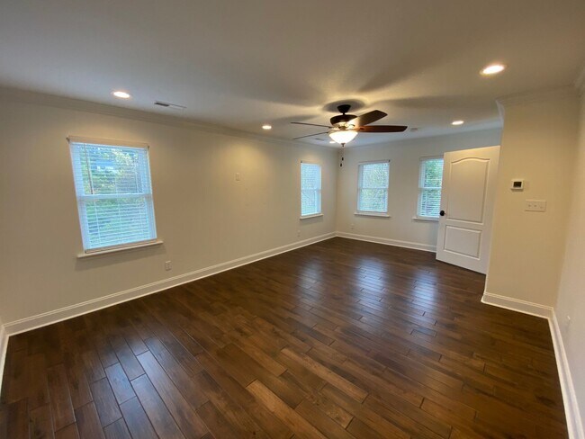 Building Photo - 170 S Willow Brook Dr