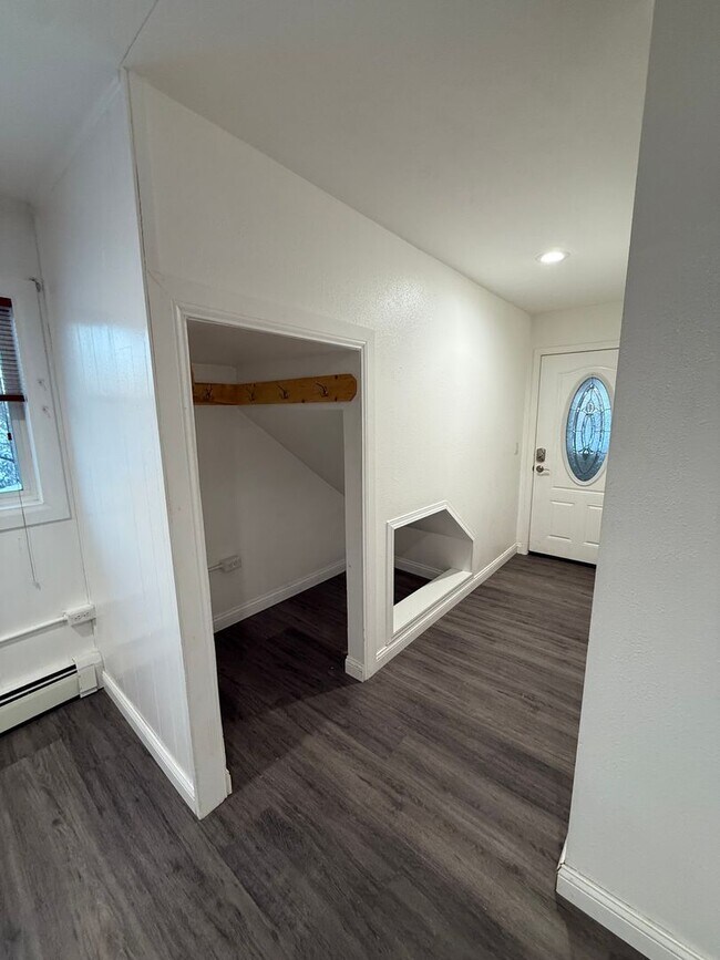 Building Photo - 1315 Ballaine Rd