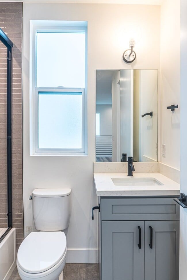 Building Photo - Beautiful Spacious Modern 3 Bedroom Townhome Available Now! - ONE MONTH FREE