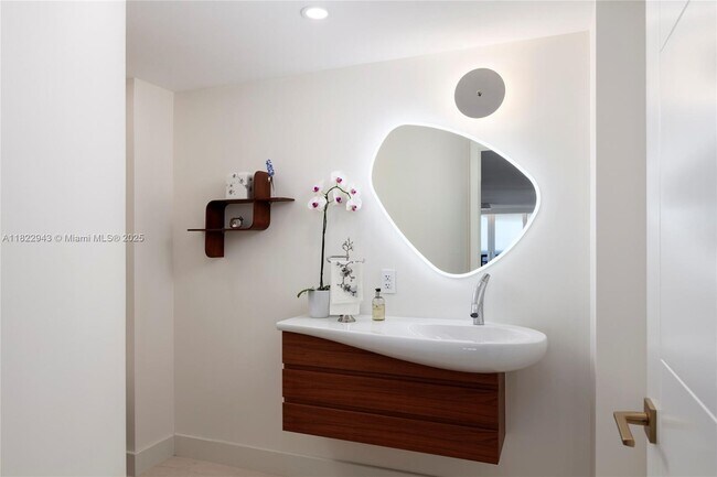 Building Photo - 2843 S Bayshore Dr