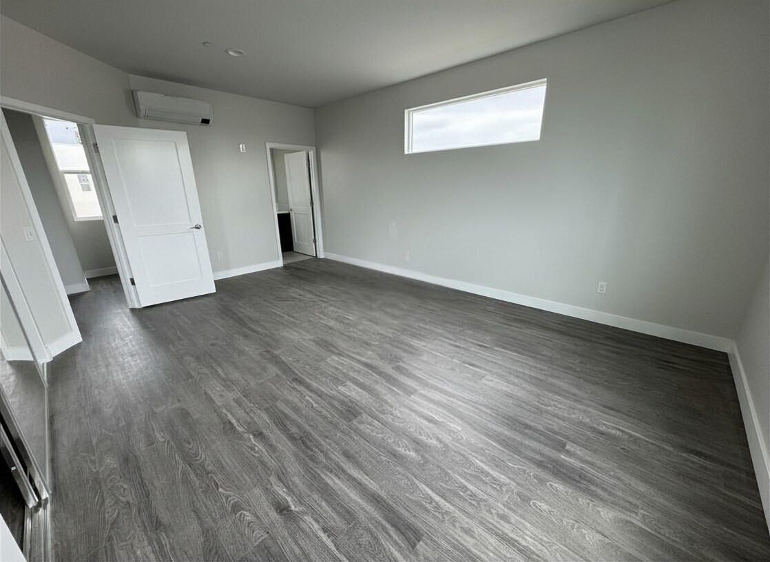 Building Photo - 1298 W 37th St