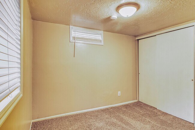 Building Photo - Charming 3-Bed, 1.5-Bath Home with Garage & Modern Comforts - Available NOW!