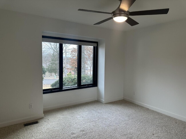 Building Photo - 4 Lois Ln