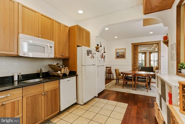 Building Photo - 1116 Monroe St NW