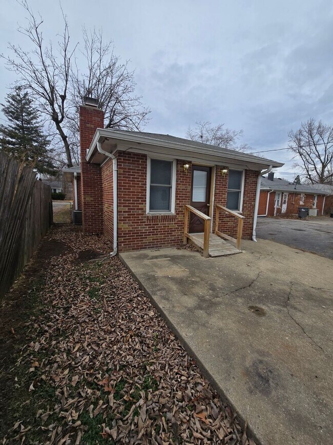 Building Photo - Three Bedroom Home Located in Warren Township near 10th and Franklin Rd