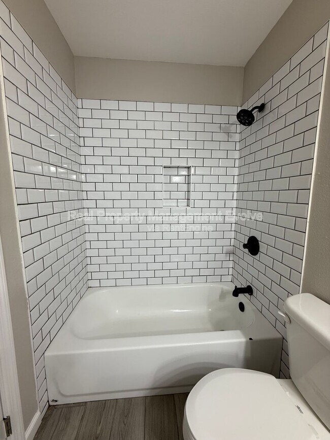 Building Photo - 3302 W Loma Ln