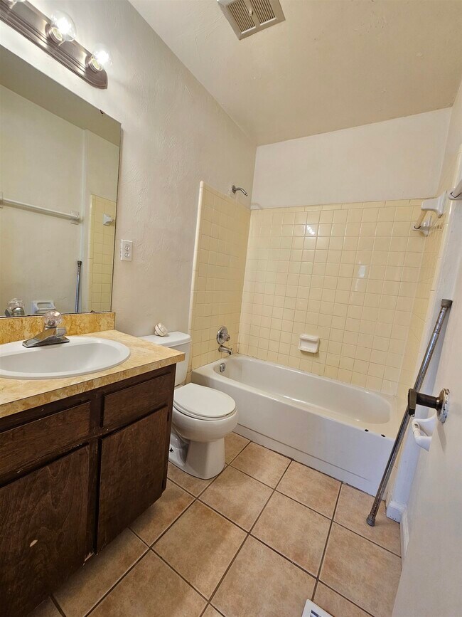 Building Photo - 1824 Larette Dr