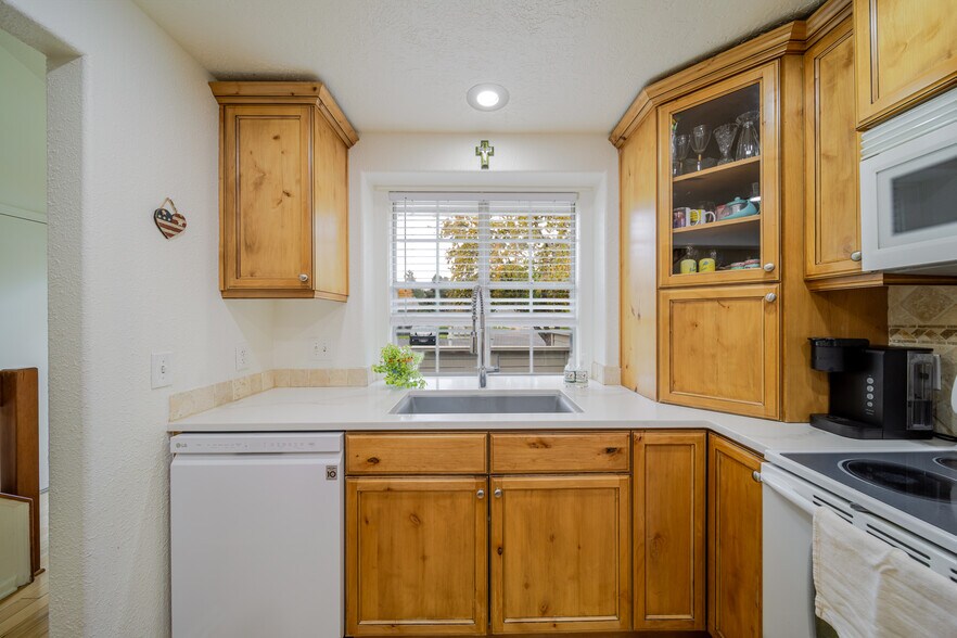 Building Photo - 3124 S Falling Brook Ln