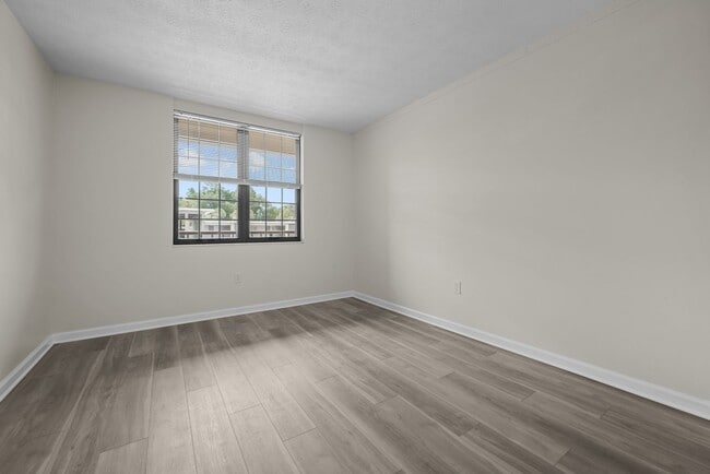 Building Photo - Newly Renovated 2BD/1.5 Bath Condo at Rege...