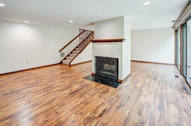 Building Photo - 559 Great Elm Way