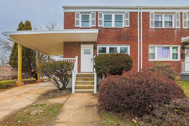 Building Photo - Beautiful 3 Bedroom 1.5 bath Move-In Ready!