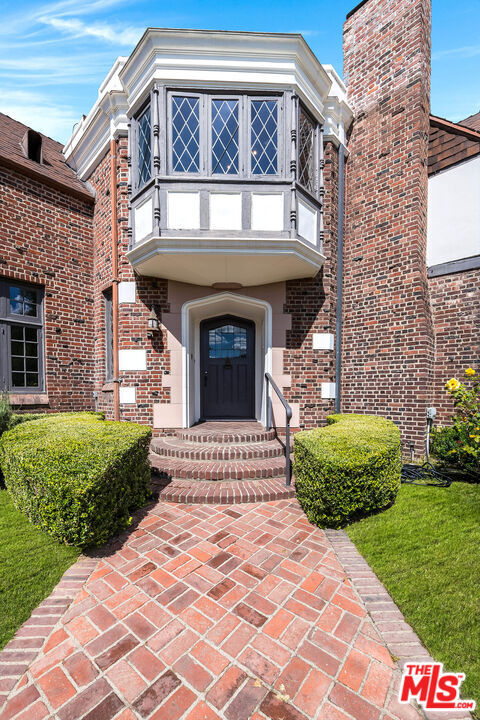 Building Photo - 2441 Glendower Ave