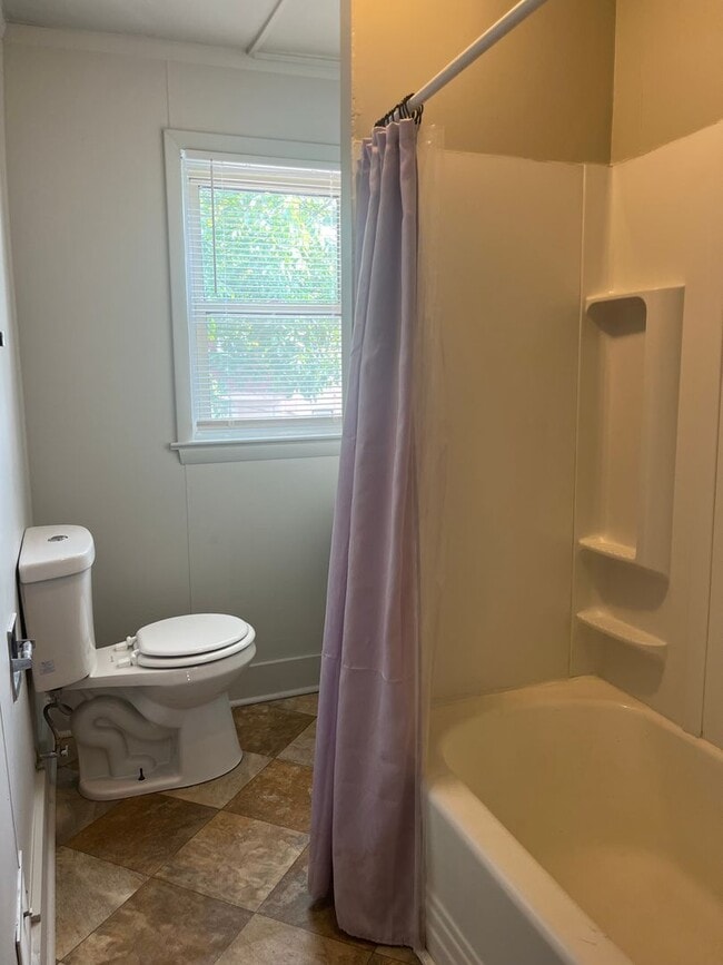 Building Photo - 3 Bedroom, 1 Bath Home in Lancaster *accep...