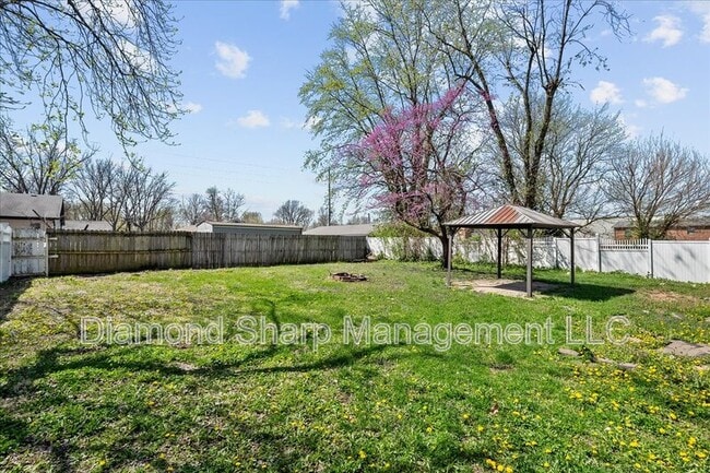Building Photo - 807 Estate Dr