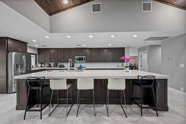 Building Photo - 13855 Shawmut Ct