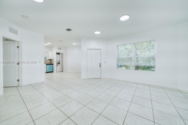 Building Photo - 14885 NE 7th Ave