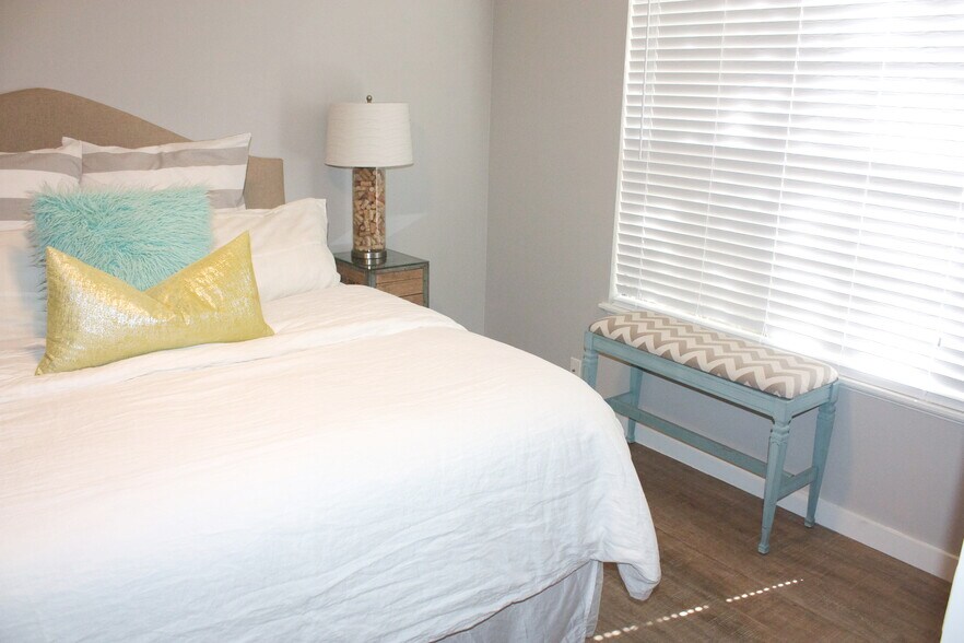 Building Photo - 3408 Dolphin Dr