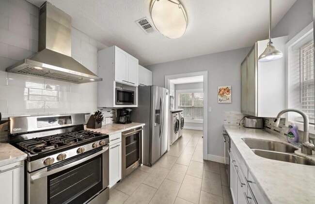 Building Photo - 1633 Castle Ct