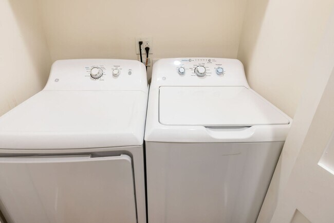 Building Photo - Brand New 2BR/1BA with Downtown LA Views in Historic Pico Union - First Time  on Market!