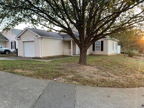 Building Photo - All new laminate flooring~3 bedroom 2 baths ~ small pet with fee ~Home Owner's Assocaite rules & ...