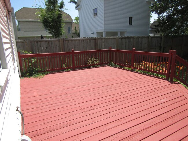 Building Photo - Gorgeous, Completely renovated 3 bedroom