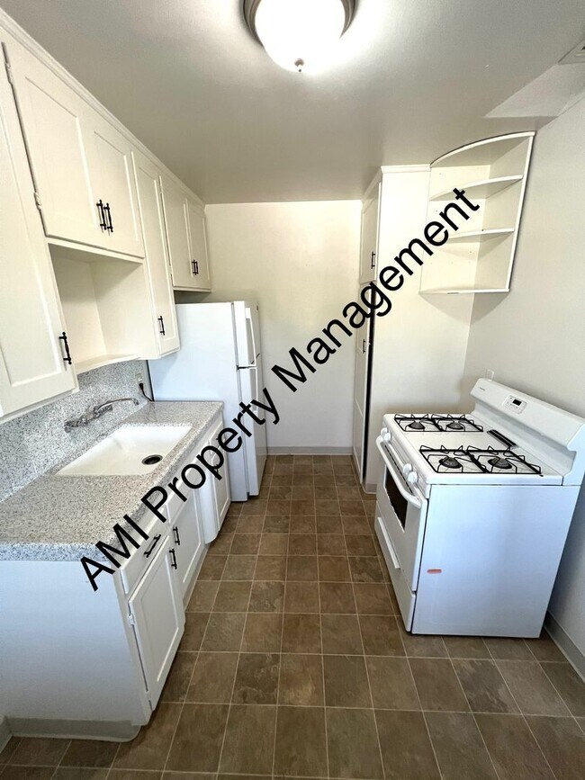 Building Photo - Move in Special!! $750 off 1st Month's Rent!!