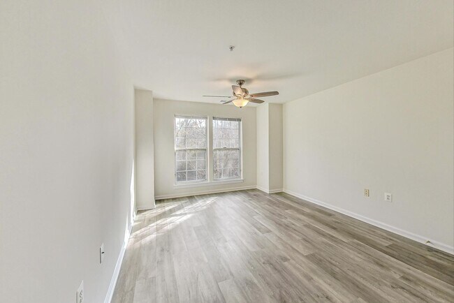 Building Photo - Renovated 2BD/2BA with 1 Reserved Parking ...